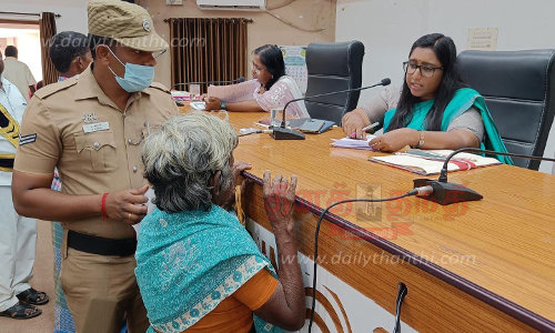 நாமக்கல்பொதுமக்கள் குறைதீர்க்கும் கூட்டத்தில் 293 மனுக்கள் பெறப்பட்டன நாமக்கல்பொதுமக்கள் குறைதீர்க்கும் கூட்டத்தில் 293 மனுக்கள் பெறப்பட்டன