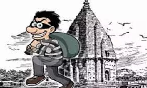 நாமக்கல்லில் போலீஸ் என கூறிமூதாட்டியிடம் 6 பவுன் நகை அபேஸ்மோட்டார் சைக்கிளில் வந்த மர்ம நபர்களுக்கு வலைவீச்சு நாமக்கல்லில் போலீஸ் என கூறிமூதாட்டியிடம் 6 பவுன் நகை அபேஸ்மோட்டார் சைக்கிளில் வந்த மர்ம நபர்களுக்கு வலைவீச்சு