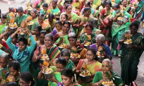 பால்குடம் எடுத்து பக்தர்கள் ஊர்வலம்