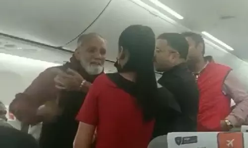 முறையற்ற நடத்தை காரணமாக விமானத்தில் இருந்து இறக்கி விடப்பட்ட பயணிகள்