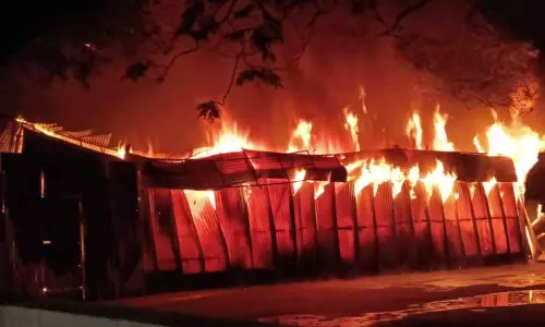 மக்கள் மன்றத்தில் பயங்கர தீ விபத்து