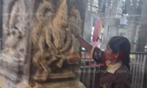 திருப்பரங்குன்றம் கோவில் தூண் சிற்பங்கள் தூய்மைப்படுத்தும் பணி - சந்தனம், குங்குமம் பூசுவதை பக்தர்கள் தவிர்க்க வலியுறுத்தல்