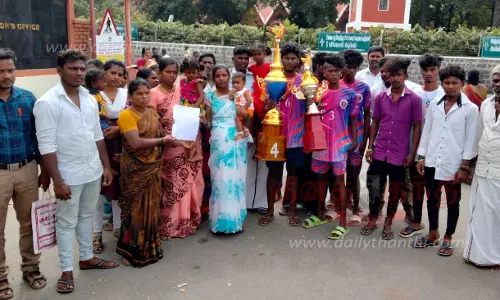 சேலம் அருகே ஊரைவிட்டு 20 குடும்பத்தினர் தள்ளிவைப்பு-பாதிக்கப்பட்டவர்கள், கலெக்டர் அலுவலகத்தில் மனு