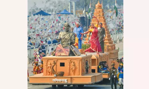 டெல்லி குடியரசுதின விழா ஒத்திகை: பெண்களை மையப்படுத்திய தமிழ்நாடு அரசின் அலங்கார ஊர்தி டெல்லி குடியரசுதின விழா ஒத்திகை: பெண்களை மையப்படுத்திய தமிழ்நாடு அரசின் அலங்கார ஊர்தி