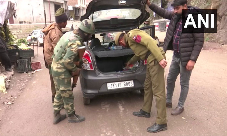 குடியரசு தினம்: காஷ்மீரில் குண்டுவெடித்த பகுதியில் பாதுகாப்பு படை தீவிர வாகன சோதனை