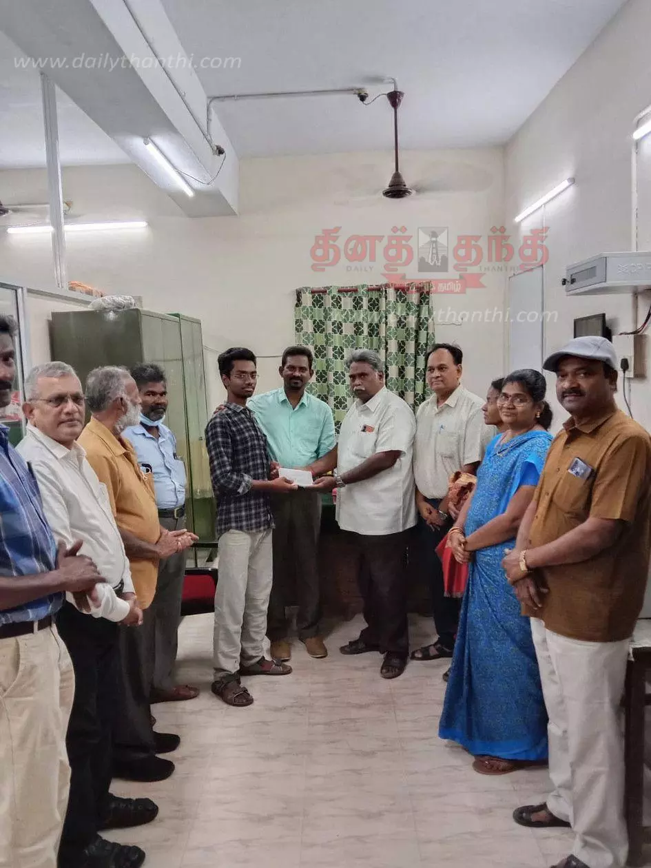 ஏழை மாணவரின் மருத்துவ படிப்புக்கு நிதி உதவி ஏழை மாணவரின் மருத்துவ படிப்புக்கு நிதி உதவி