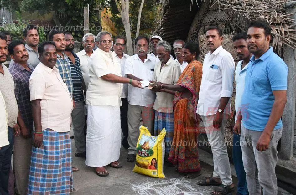 தீ விபத்தில் பாதிக்கப்பட்டவருக்கு நிவாரணம் தீ விபத்தில் பாதிக்கப்பட்டவருக்கு நிவாரணம்