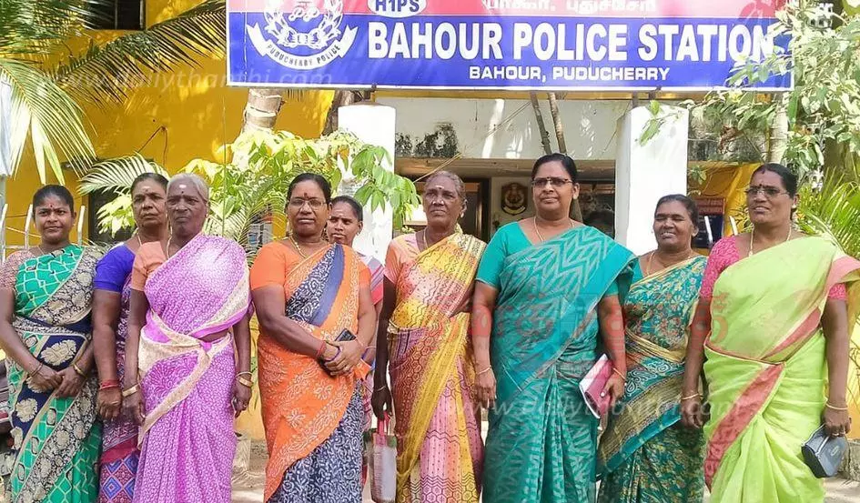கைப்பந்து பயிற்சியாளரை கைது செய்யக்கோரி போலீஸ் நிலையம் முற்றுகை கைப்பந்து பயிற்சியாளரை கைது செய்யக்கோரி போலீஸ் நிலையம் முற்றுகை