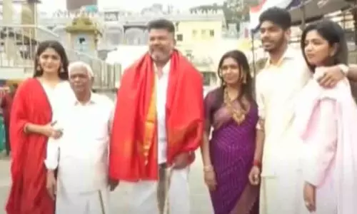 திருப்பதியில் இயக்குனர் ஷங்கர் குடும்பத்துடன் சாமி தரிசனம் திருப்பதியில் இயக்குனர் ஷங்கர் குடும்பத்துடன் சாமி தரிசனம்