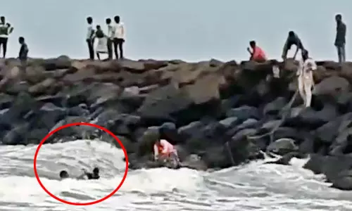 திருவொற்றியூரில் பரபரப்பு சம்பவம்: கடலில் மூழ்கிய கல்லூரி மாணவ-மாணவிகளை வலை, கயிறுகளை வீசி மீட்ட மீனவர்கள் திருவொற்றியூரில் பரபரப்பு சம்பவம்: கடலில் மூழ்கிய கல்லூரி மாணவ-மாணவிகளை வலை, கயிறுகளை வீசி மீட்ட மீனவர்கள்
