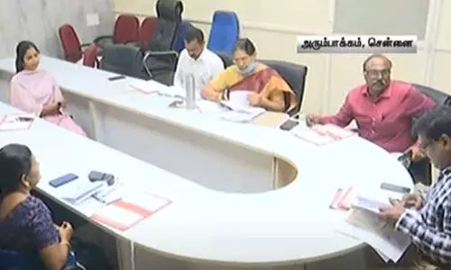 தவறான ஆலோசனைகள் வழங்கியதாக குற்றச்சாட்டு; சித்த மருத்துவர் ஷர்மிகா விசாரணைக்காக சித்த மருத்துவ கல்லூரி அலுவலகத்தில் ஆஜர் தவறான ஆலோசனைகள் வழங்கியதாக குற்றச்சாட்டு; சித்த மருத்துவர் ஷர்மிகா விசாரணைக்காக சித்த மருத்துவ கல்லூரி அலுவலகத்தில் ஆஜர்