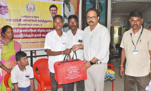 பொதுமக்கள் குறைதீர்க்கும் நாள் கூட்டம் - நலதிட்ட உதவிகளை கலெக்டர் வழங்கினார் பொதுமக்கள் குறைதீர்க்கும் நாள் கூட்டம் - நலதிட்ட உதவிகளை கலெக்டர் வழங்கினார்