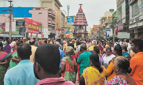 திருவள்ளூர் வீரராகவ பெருமாள் கோவிலில் தேரோட்டம் - திரளான பக்தர்கள் சாமி தரிசனம்