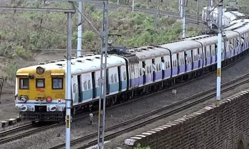 புறநகர் ரெயிலில் கிடந்த பயன்படுத்தப்பட்ட ஆணுறை; பயணி அதிர்ச்சி