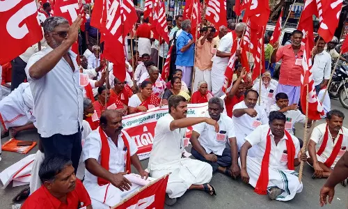 தேனியில், பல்வேறு கோரிக்கைகளை வலியுறுத்திஏ.ஐ.டி.யூ.சி. தொழிற்சங்கத்தினர் சாலை மறியல்:96 பேர் கைது