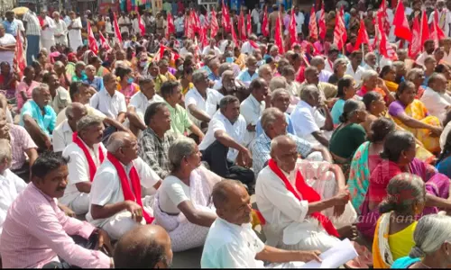 தொழிற்சங்கத்தினர் சாலை மறியல்