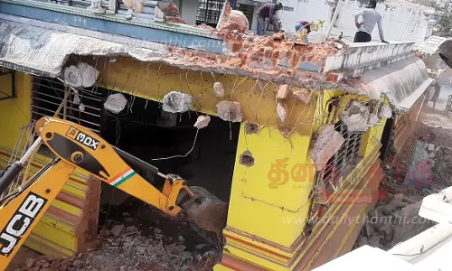 பலப்பட்டரை மாரியம்மன் கோவில் விரிவாக்க பகுதி இடித்து அகற்றம்