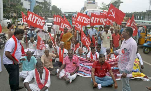பொள்ளாச்சியில் ஏ.ஐ.டி.யு.சி.யினர் சாலை மறியலில் பொள்ளாச்சியில் ஏ.ஐ.டி.யு.சி.யினர் சாலை மறியலில்