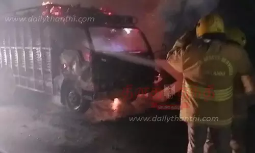 மினிலாரி தீயில் எரிந்து நாசம் மினிலாரி தீயில் எரிந்து நாசம்