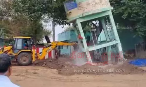 எந்திரம் மீது மேல்நிலை நீர்த்தேக்க தொட்டி விழுந்ததால் பரபரப்பு