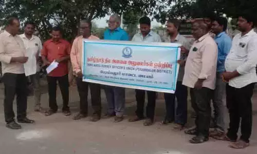 நில அளவை அலுவலர்கள் ஆர்ப்பாட்டம்