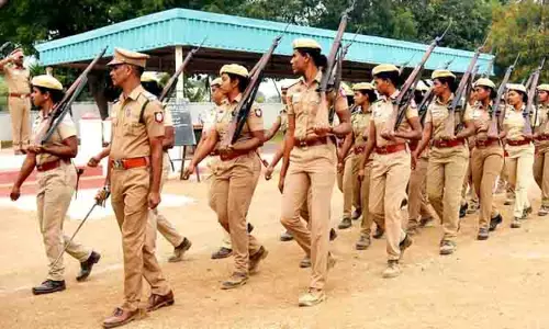 போலீசார் அணிவகுப்பு ஒத்திகை