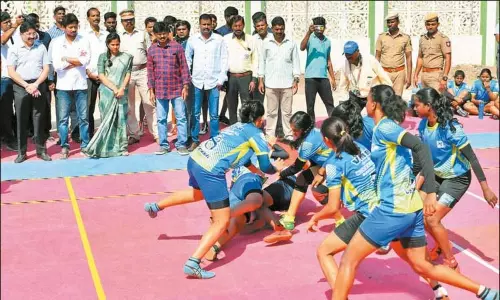 முதல்-அமைச்சர் கோப்பைக்கான சென்னை மாவட்ட விளையாட்டு போட்டி: அமைச்சர் உதயநிதி ஸ்டாலின் தொடங்கி வைத்தார் முதல்-அமைச்சர் கோப்பைக்கான சென்னை மாவட்ட விளையாட்டு போட்டி: அமைச்சர் உதயநிதி ஸ்டாலின் தொடங்கி வைத்தார்