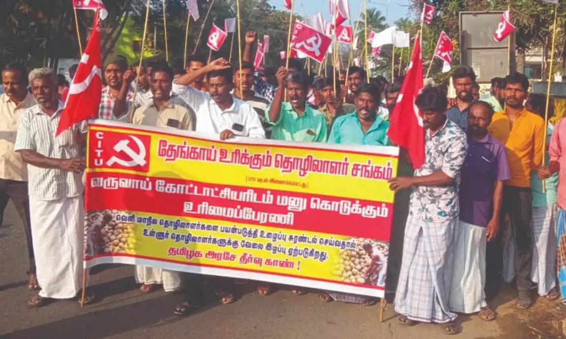 உடுமலையில் தேங்காய் உரிக்கும் தொழிலாளர்கள் ஊர்வலம் உடுமலையில் தேங்காய் உரிக்கும் தொழிலாளர்கள் ஊர்வலம்