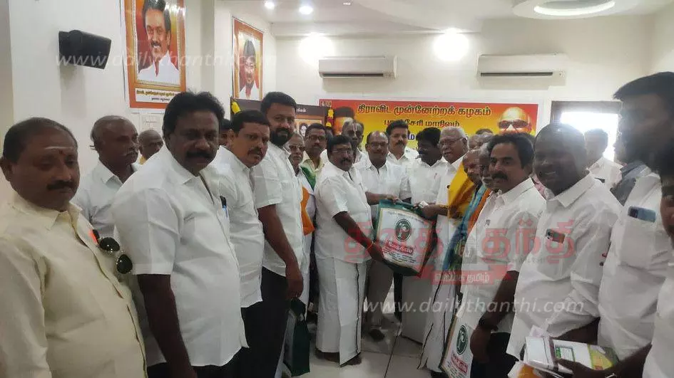 மொழிப்போர் தியாகிகளுக்கு பொற்கிழி மொழிப்போர் தியாகிகளுக்கு பொற்கிழி