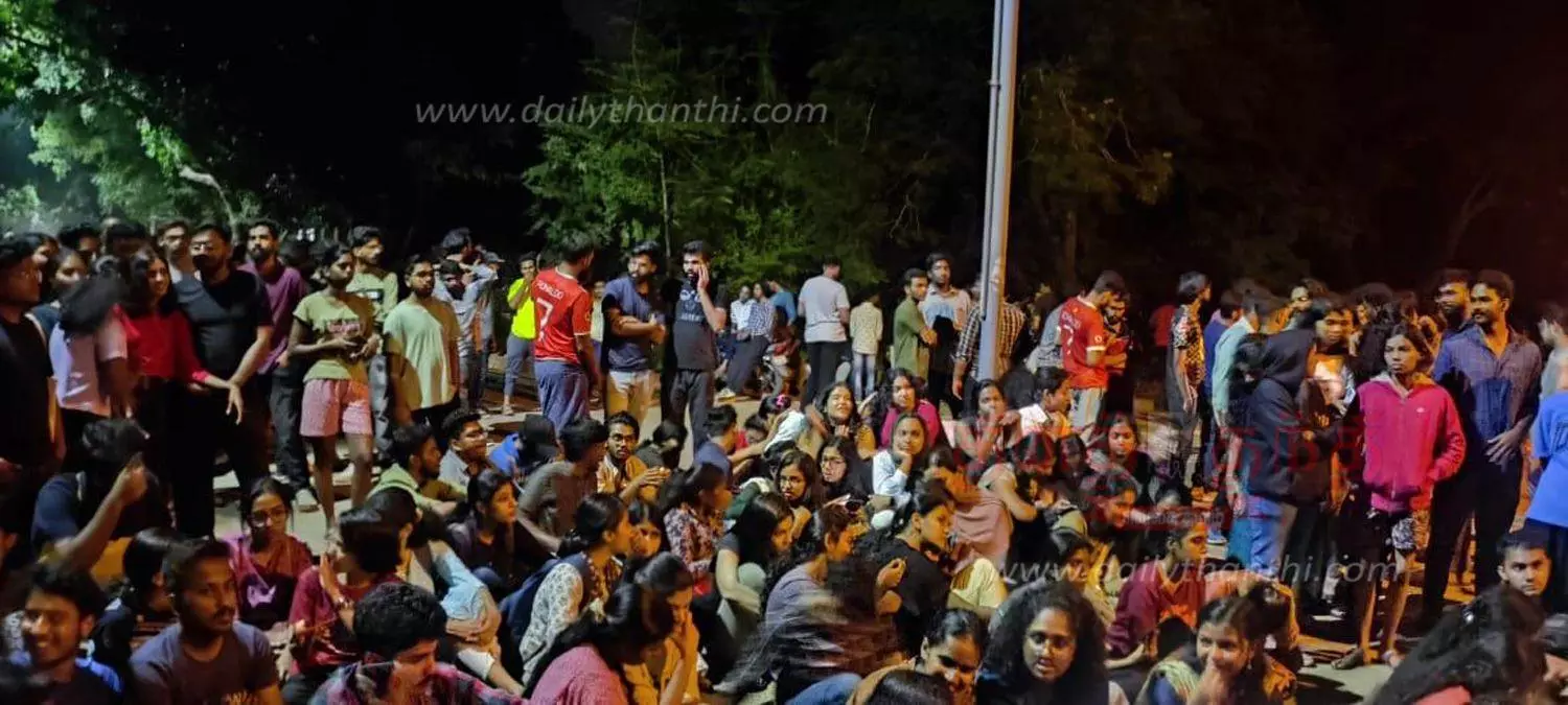 புதுவை பல்கலைக்கழகத்தில் மோடி ஆவணப்படம் பார்த்த மாணவர்கள் புதுவை பல்கலைக்கழகத்தில் மோடி ஆவணப்படம் பார்த்த மாணவர்கள்