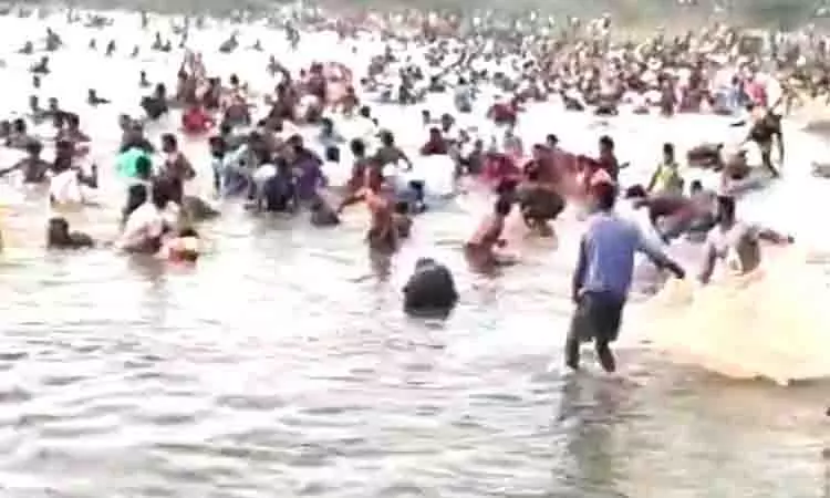 மேலபச்சக்குடி பெரியகுளத்தில் மீன்பிடி திருவிழா மேலபச்சக்குடி பெரியகுளத்தில் மீன்பிடி திருவிழா