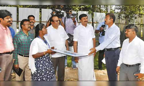 தலைவர்கள் சிலை அமைக்கும் பணிகள்: காந்தி மண்டப வளாகத்தில் அமைச்சர் சாமிநாதன் ஆய்வு தலைவர்கள் சிலை அமைக்கும் பணிகள்: காந்தி மண்டப வளாகத்தில் அமைச்சர் சாமிநாதன் ஆய்வு