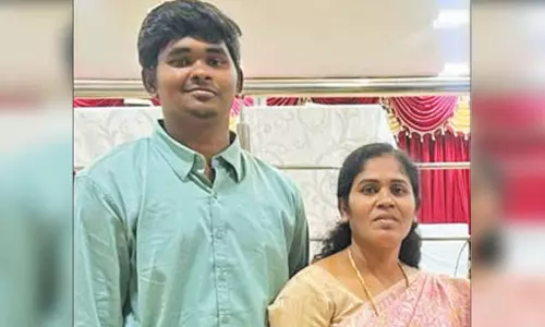 கும்மிடிப்பூண்டி அருகே அ.தி.மு.க பெண் கவுன்சிலர் கடத்தப்பட்டாரா? போலீஸ் விசாரணை கும்மிடிப்பூண்டி அருகே அ.தி.மு.க பெண் கவுன்சிலர் கடத்தப்பட்டாரா? போலீஸ் விசாரணை