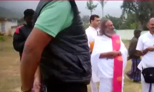 ஆன்மீக குரு ஸ்ரீ ஸ்ரீ ரவிசங்கர் உள்பட 4 பேர் சென்ற ஹெலிகாப்டர் ஈரோட்டில் அவசரமாக தரையிறக்கப்பட்டது ஆன்மீக குரு ஸ்ரீ ஸ்ரீ ரவிசங்கர் உள்பட 4 பேர் சென்ற ஹெலிகாப்டர் ஈரோட்டில் அவசரமாக தரையிறக்கப்பட்டது