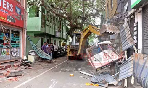 காந்திபுரம் 4-வது வீதியில் ஆக்கிரமிப்பு அகற்றம்