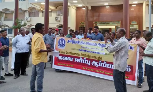 நில அளவை அலுவலர்கள் ஆர்ப்பாட்டம்