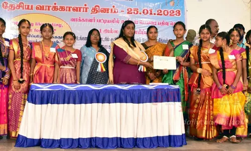 தேசிய வாக்காளர் தினவிழா:போட்டிகளில் வெற்றிபெற்ற மாணவ, மாணவிகளுக்கு கலெக்டர் பரிசுவிழிப்புணர்வு ஊர்வலமும் நடந்தது