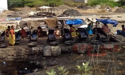 சேந்தமங்கலத்தில் நலிவடைந்து வரும்கருப்பு மண்ணில் இருந்து தங்கம் பிரித்தெடுக்கும் தொழில் ஜொலிக்குமா? தொழிலாளர்கள் எதிர்பார்ப்பு சேந்தமங்கலத்தில் நலிவடைந்து வரும்கருப்பு மண்ணில் இருந்து தங்கம் பிரித்தெடுக்கும் தொழில் ஜொலிக்குமா? தொழிலாளர்கள் எதிர்பார்ப்பு