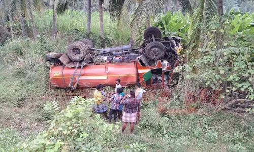 அத்தாணி அருகே லாரி கவிழ்ந்து விபத்துடிரைவர் உயிர் தப்பினார்