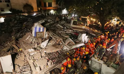 உத்தரபிரதேசத்தில் 5 மாடி கட்டிடம் இடிந்து சமாஜ்வாடி தலைவரின் மனைவி, தாய் பலி உத்தரபிரதேசத்தில் 5 மாடி கட்டிடம் இடிந்து சமாஜ்வாடி தலைவரின் மனைவி, தாய் பலி