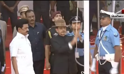 குடியரசு தின விழா: சென்னை மெரினாவில் தேசிய கொடியேற்றினார் கவர்னர் ஆர்.என்.ரவி