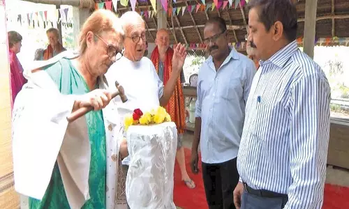 மாமல்லபுரத்தில் கற்சிற்பம் செதுக்கும் பணியில் ஆர்வம் காட்டும் வெளிநாட்டு பயணிகள்