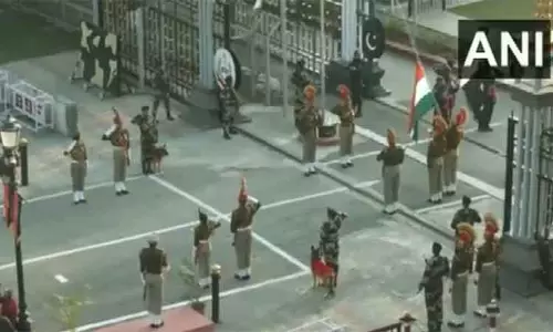 அட்டரி-வாகா எல்லையில் பாரம்பரிய முறைப்படி இறக்கப்பட்ட இந்தியா, பாகிஸ்தான் கொடிகள்