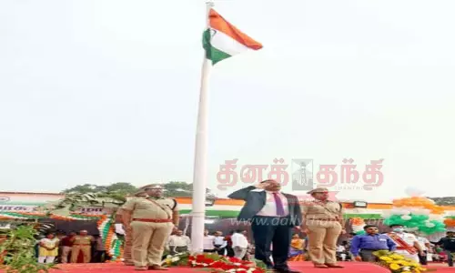 தேசிய கொடியை ஏற்றி கலெக்டர் மரியாதை