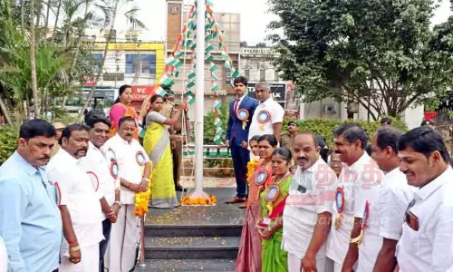 மேயர்  தேசிய கொடி ஏற்றினார்