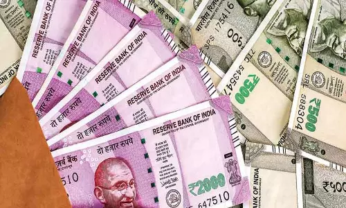 போலீஸ் போல் நடித்து வியாபாரியிடம் பணம் பறித்த 2 பேர் கைது