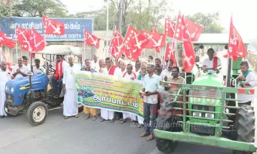 டிராக்டர்களில் வந்து விவசாயிகள் ஆர்ப்பாட்டம்