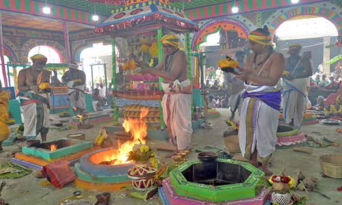 பொள்ளாச்சியில் முன்னேற்பாடுகள் தீவிரம்-மாரியம்மன் கோவிலில் இன்று கும்பாபிஷேகம் பொள்ளாச்சியில் முன்னேற்பாடுகள் தீவிரம்-மாரியம்மன் கோவிலில் இன்று கும்பாபிஷேகம்