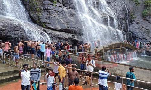 குற்றாலத்தில் சுற்றுலா பயணிகள்