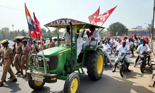 மத்திய அரசை கண்டித்து கடலூரில், ஐக்கிய விவசாயிகள் முன்னணியினர் டிராக்டர் பேரணி